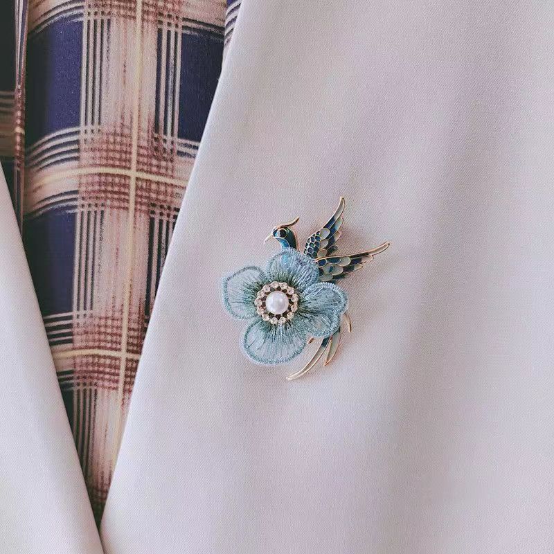 Elegant vintage style brooch with crystal details