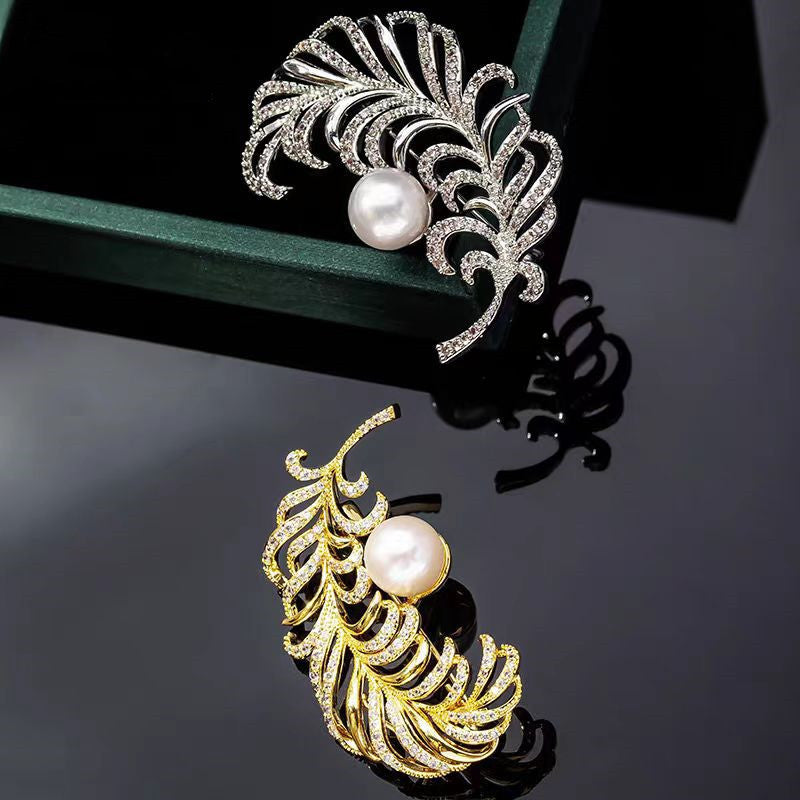 Detailed view of Stylish Feather Brooch in Silver