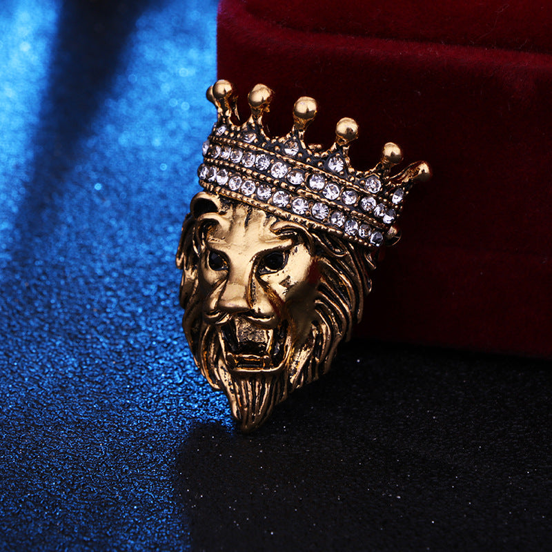 Lion brooch for jackets and coats in antique style