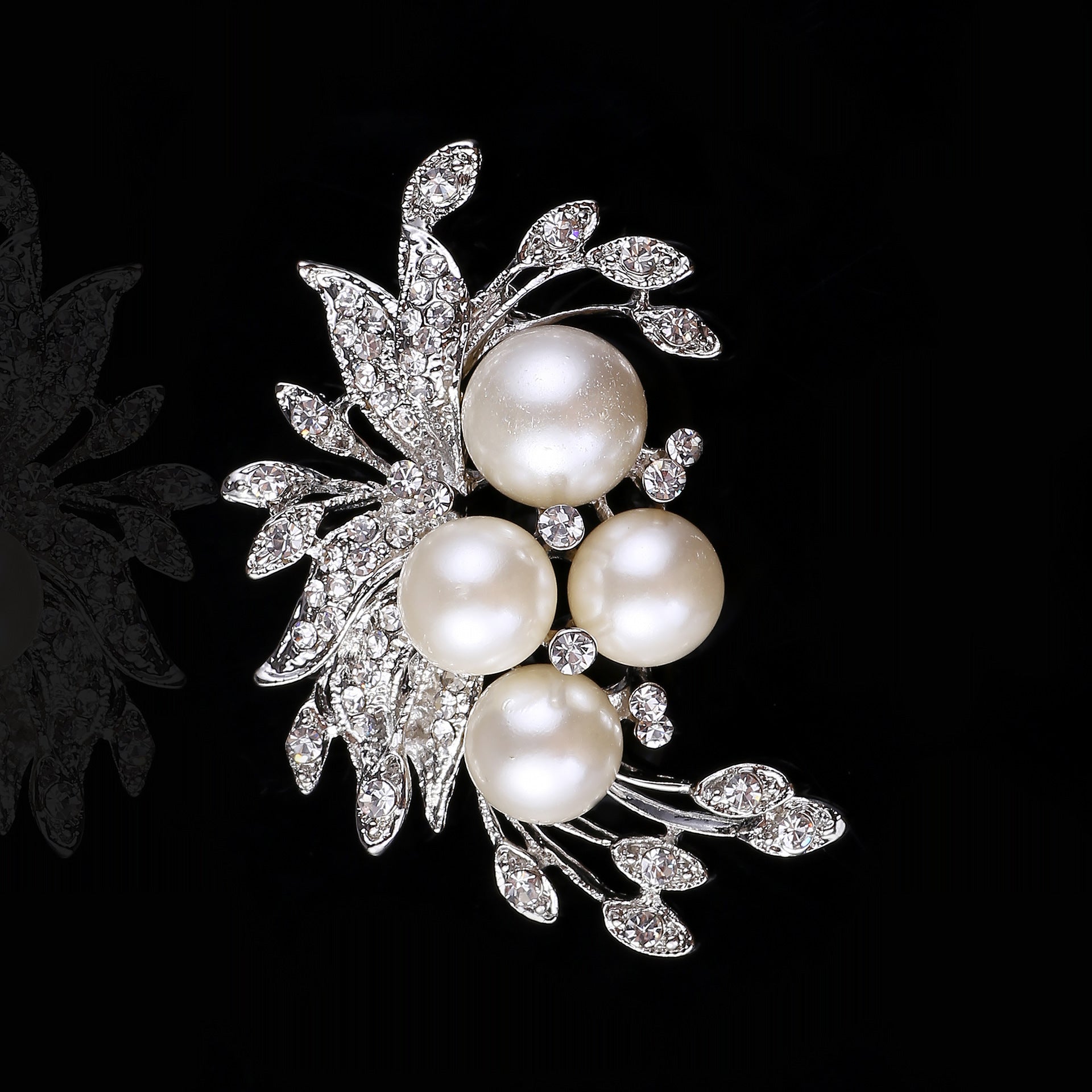 Stylish women's brooch with pearls image 3