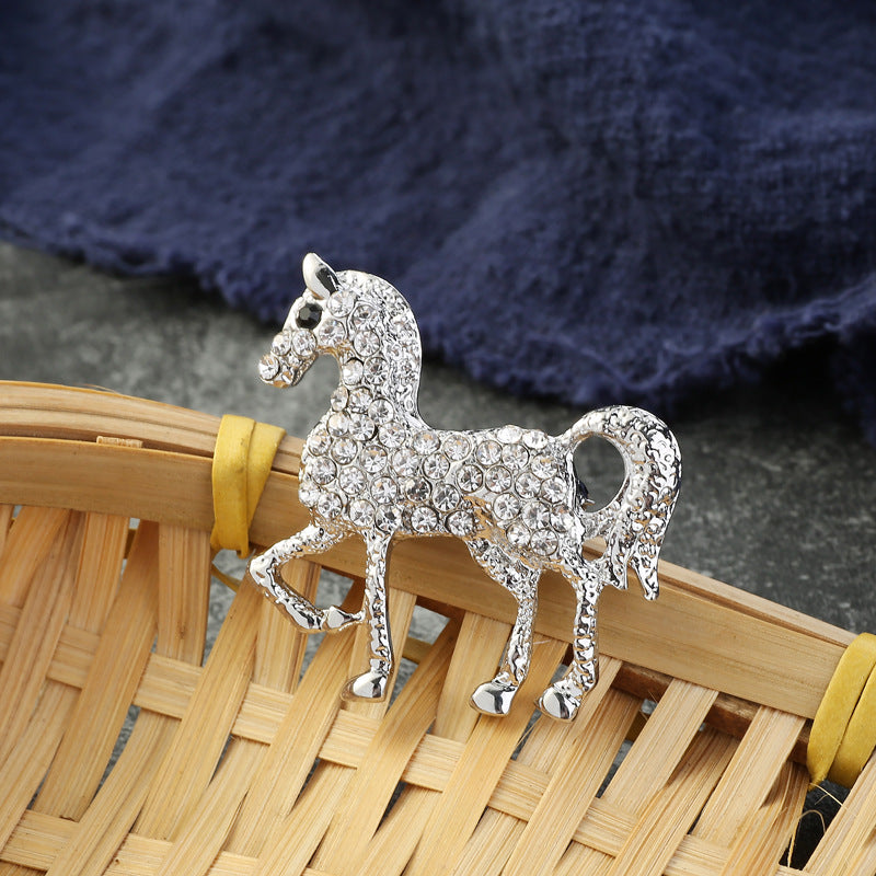 Gift presentation of stylish animal brooch