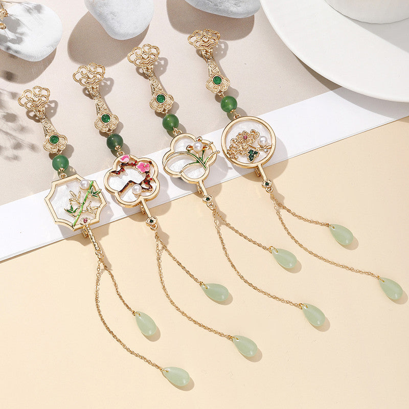 floral design vintage brooch close-up