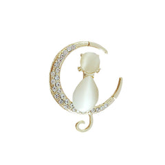 Fashionable jewellery cat brooch in detail