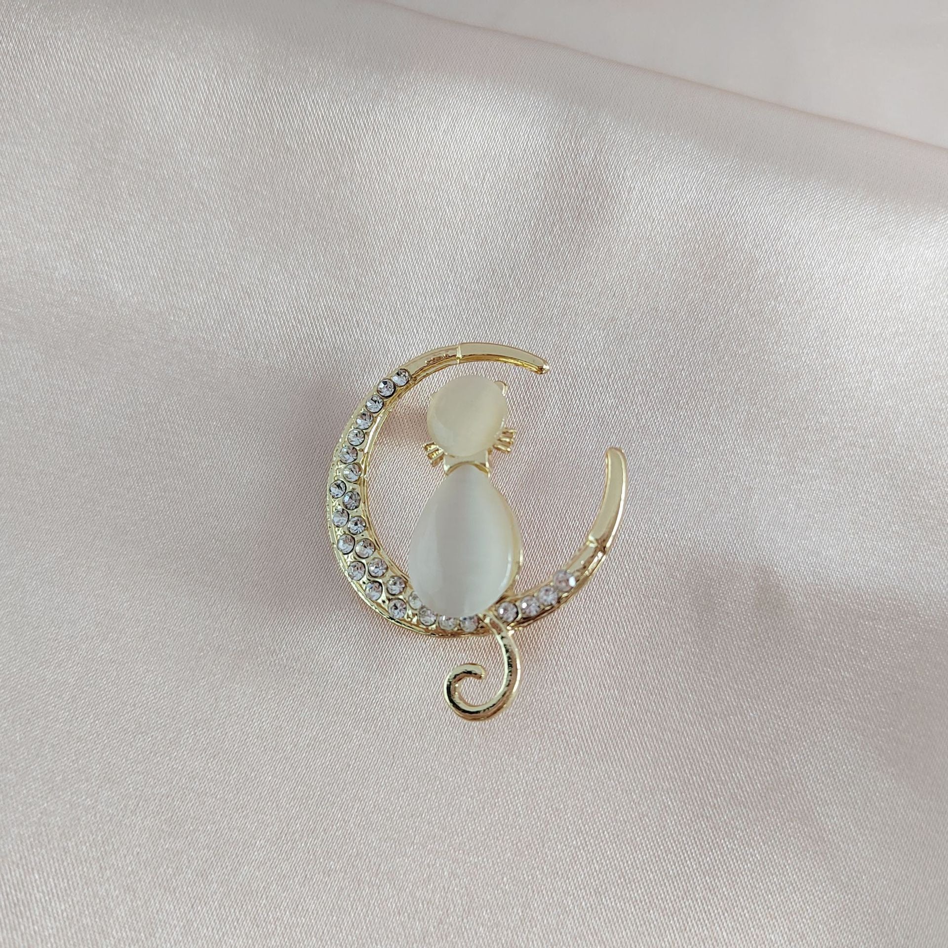 Trendy brooch featuring cat design and stones