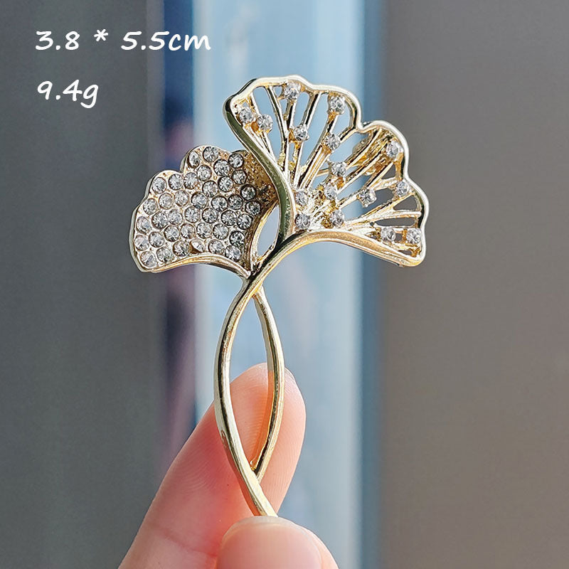 Ginkgo Leaf Brooch in luxurious gold colour image 4