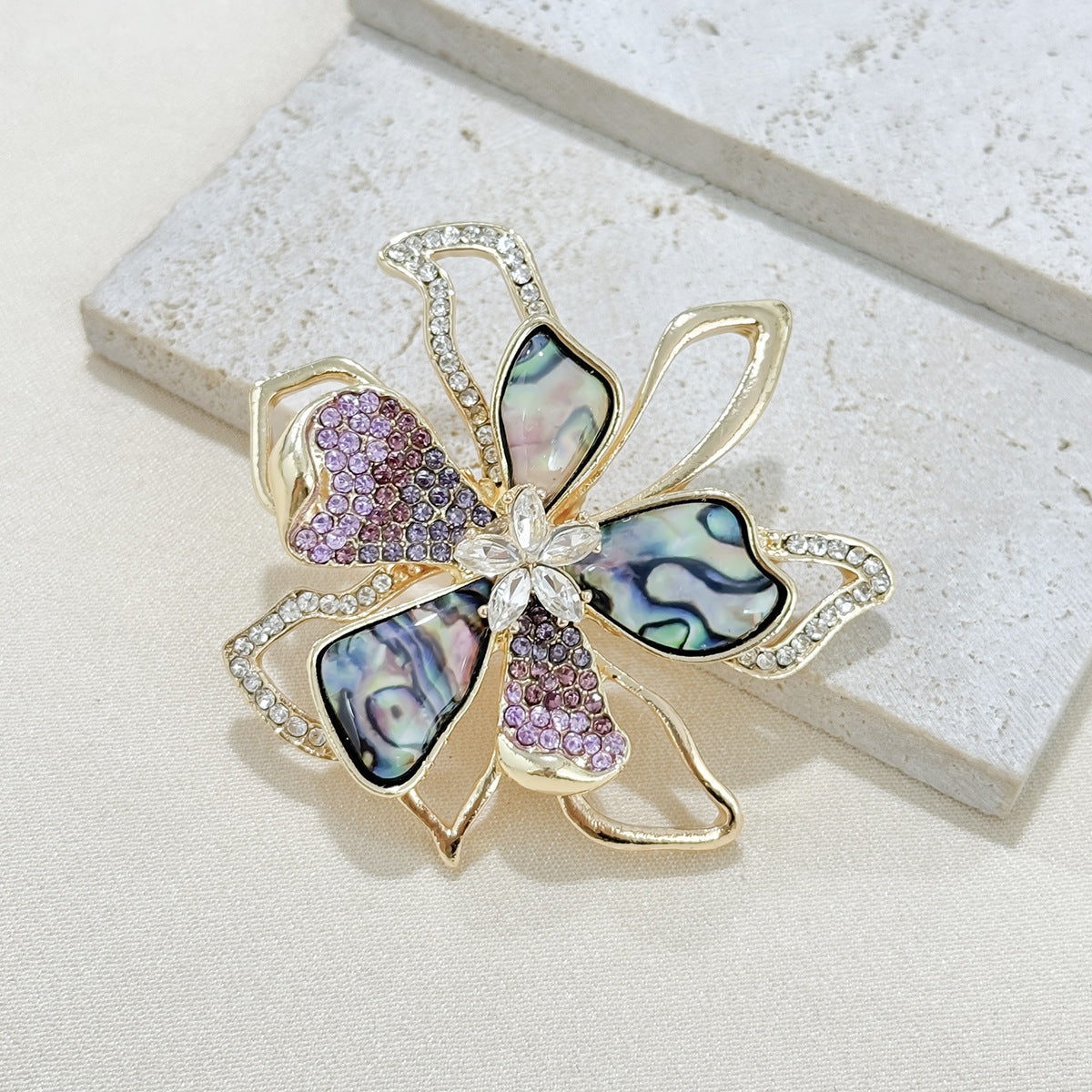 Versatile decoration brooch for jackets