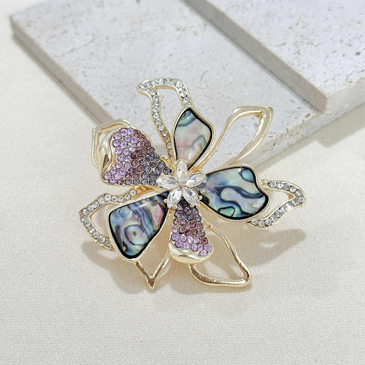 Side view of rhinestone bowknot brooch