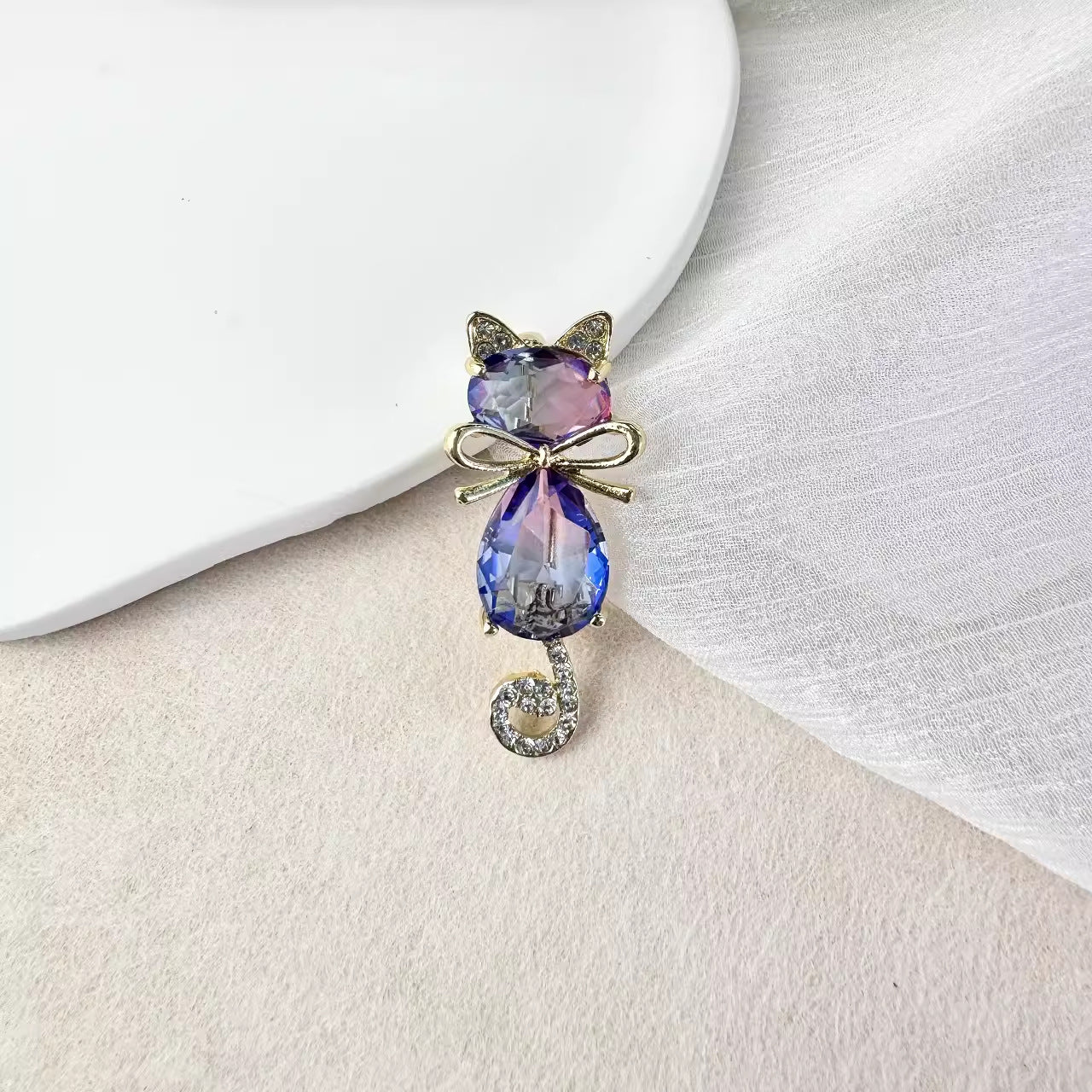 Unique brooch for women featuring cat shape