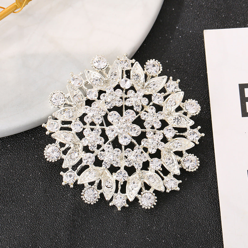 Elegant Vintage Floral Brooch Pin image 7