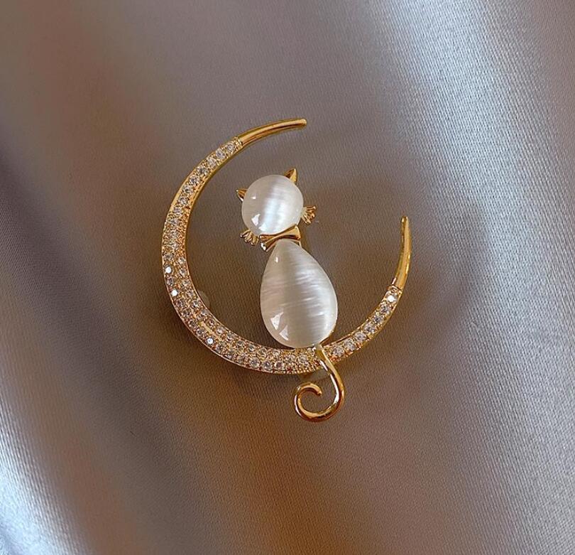 Elegant Vintage Floral Brooch Pin image 1