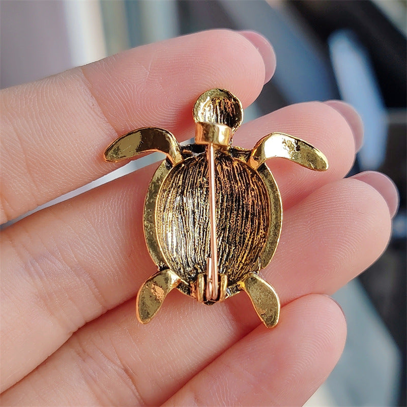Dazzling turtle brooch in fashion setting