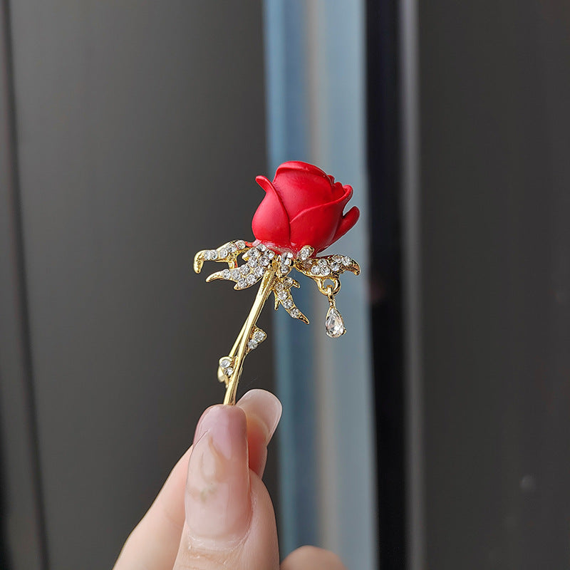Brooch displayed on a bridal gown