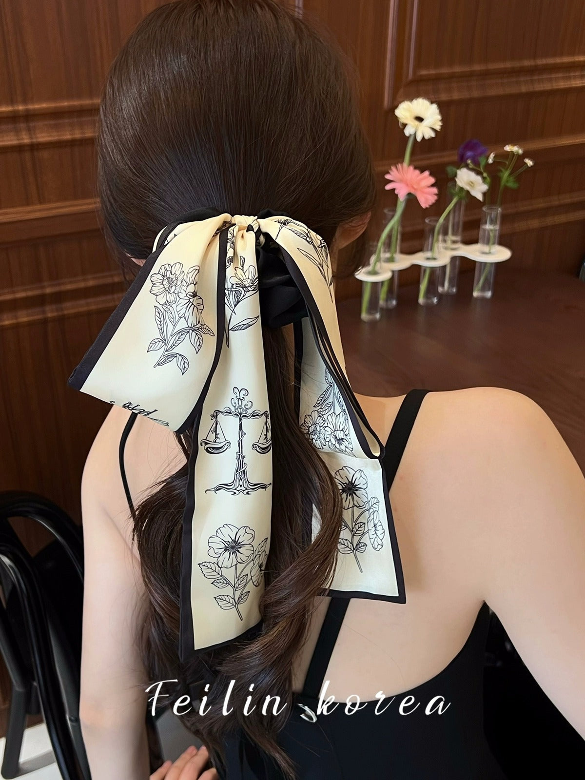 Versatile hair tie suitable for different outfits