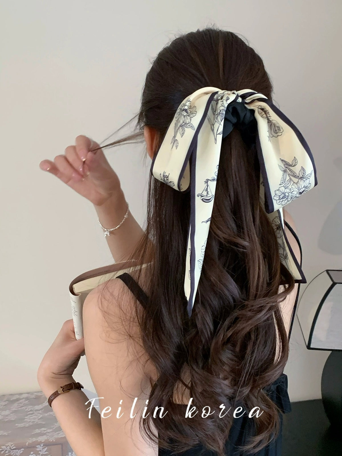 Bow-knot hair tie with classic design