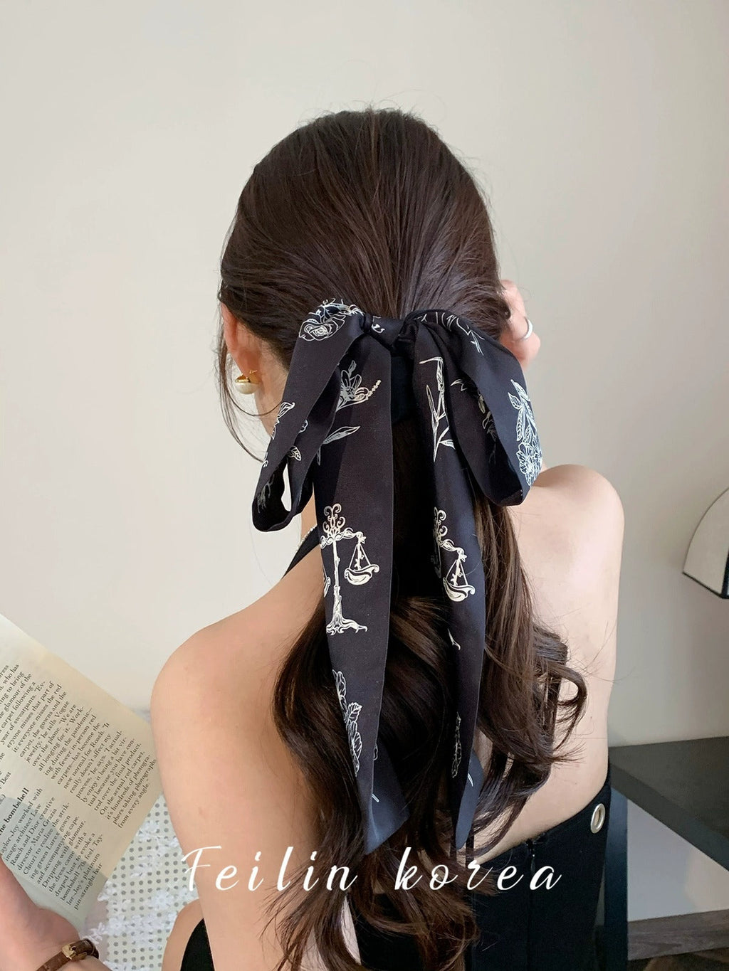 Versatile hair tie suitable for different outfits